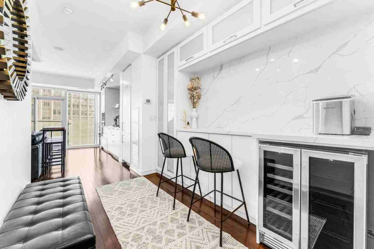 19 Grand Trunk Crescent - Photo 7 of 32