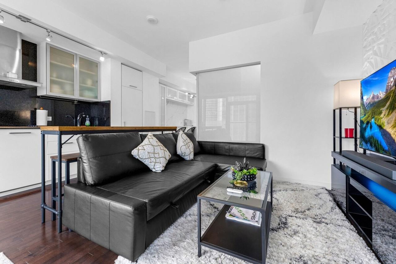 19 Grand Trunk Crescent - Photo 2 of 32