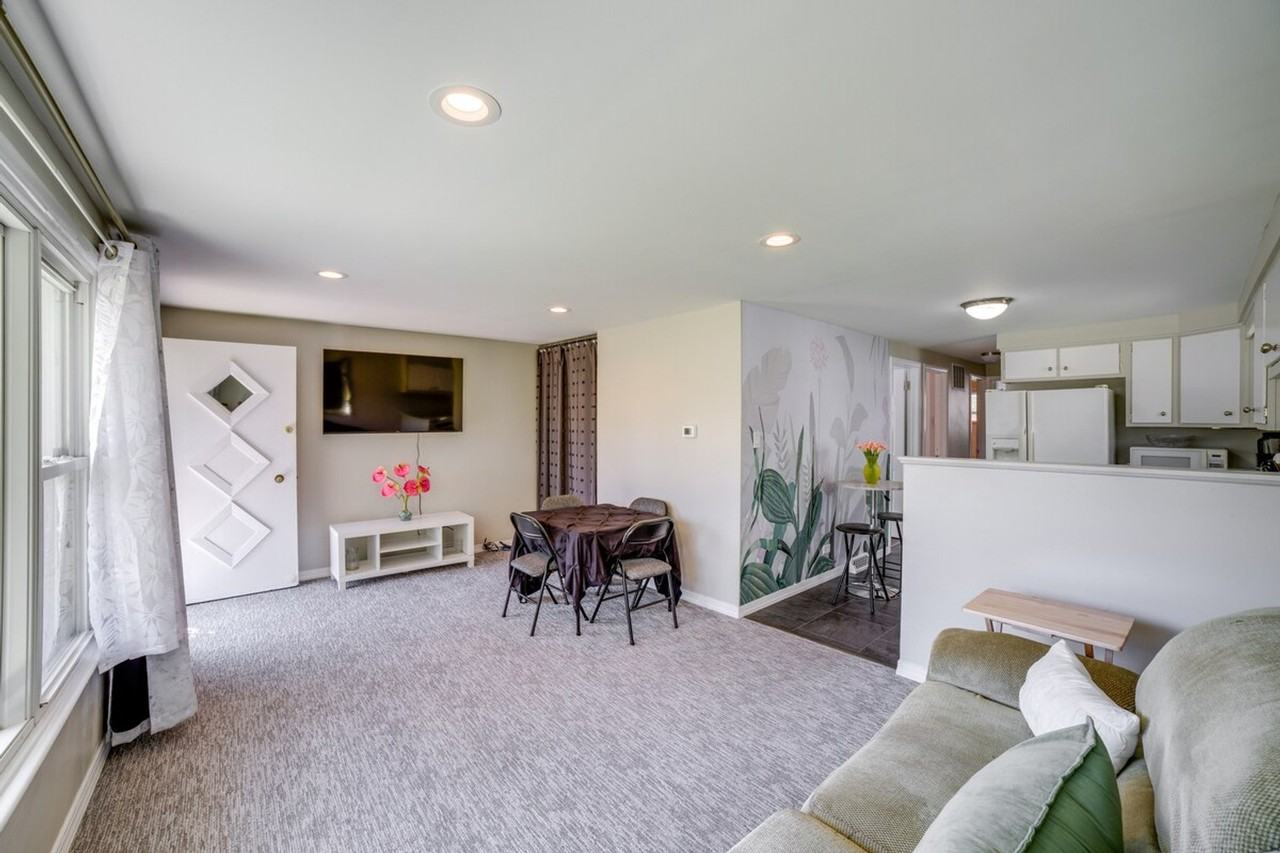 544 E 92nd Pl #1306077P - Photo 2 of 24