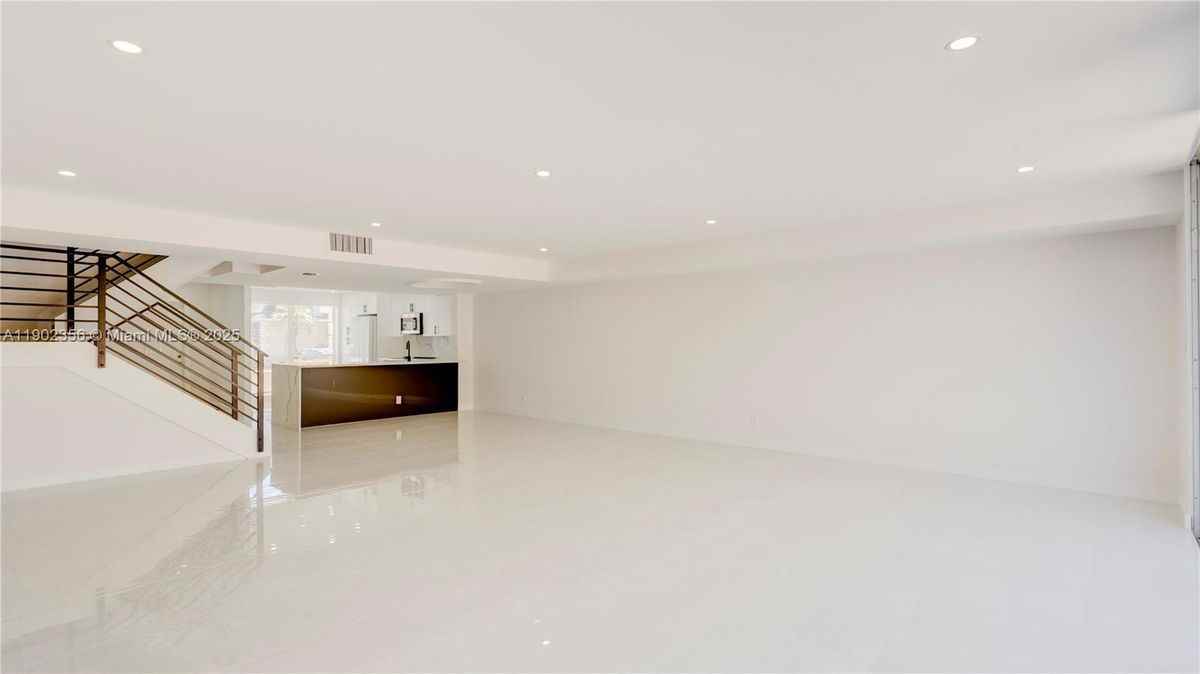 933 Ne 24th Ave - Photo 3 of 22