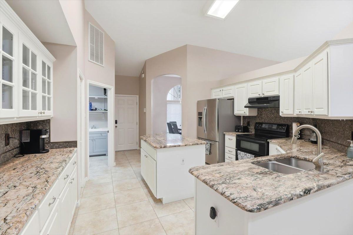 5661 Nw 96th Ln - Photo 3 of 18