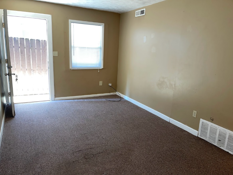 1392 Summit St - Photo 3 of 13