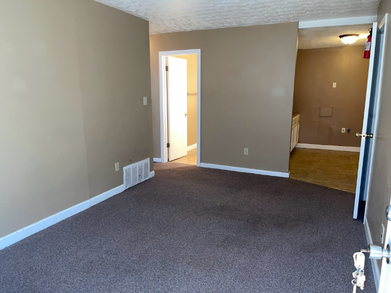 1392 Summit St - Photo 4 of 13