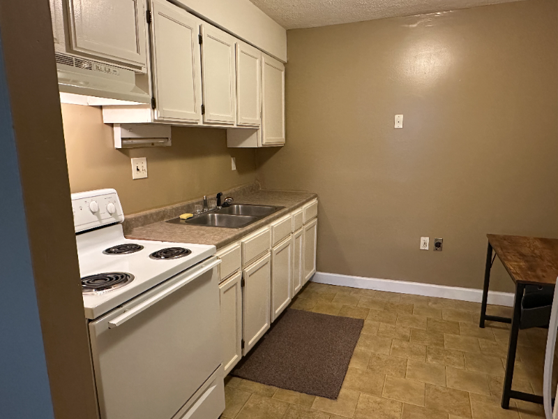 1392 Summit St - Photo 5 of 13