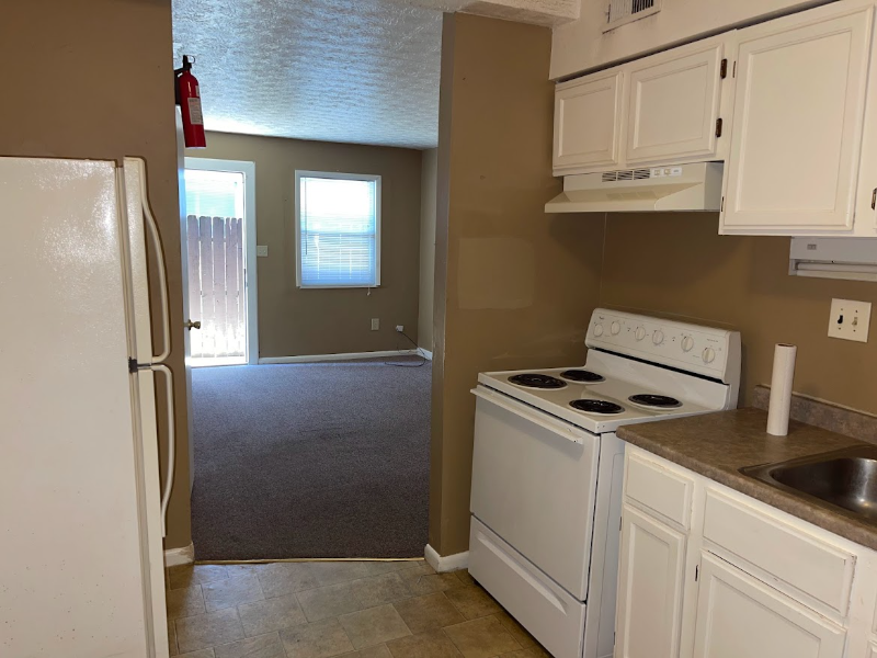 1392 Summit St - Photo 6 of 13