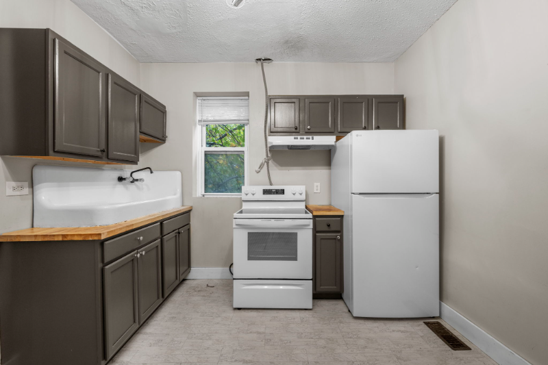 3134 Miami St - Photo 3 of 38