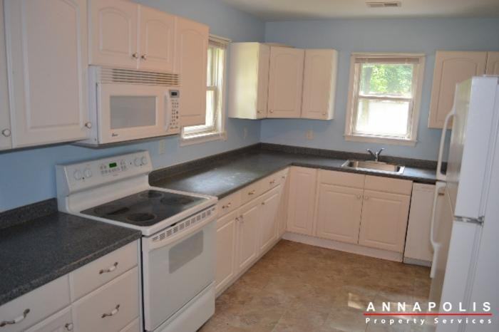 2760 Riverview Dr - Photo 3 of 42