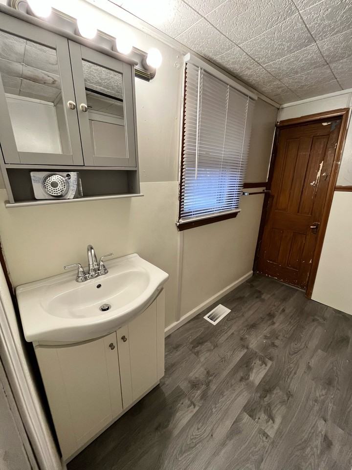 629 East Broadway Street #NA - Photo 7 of 8