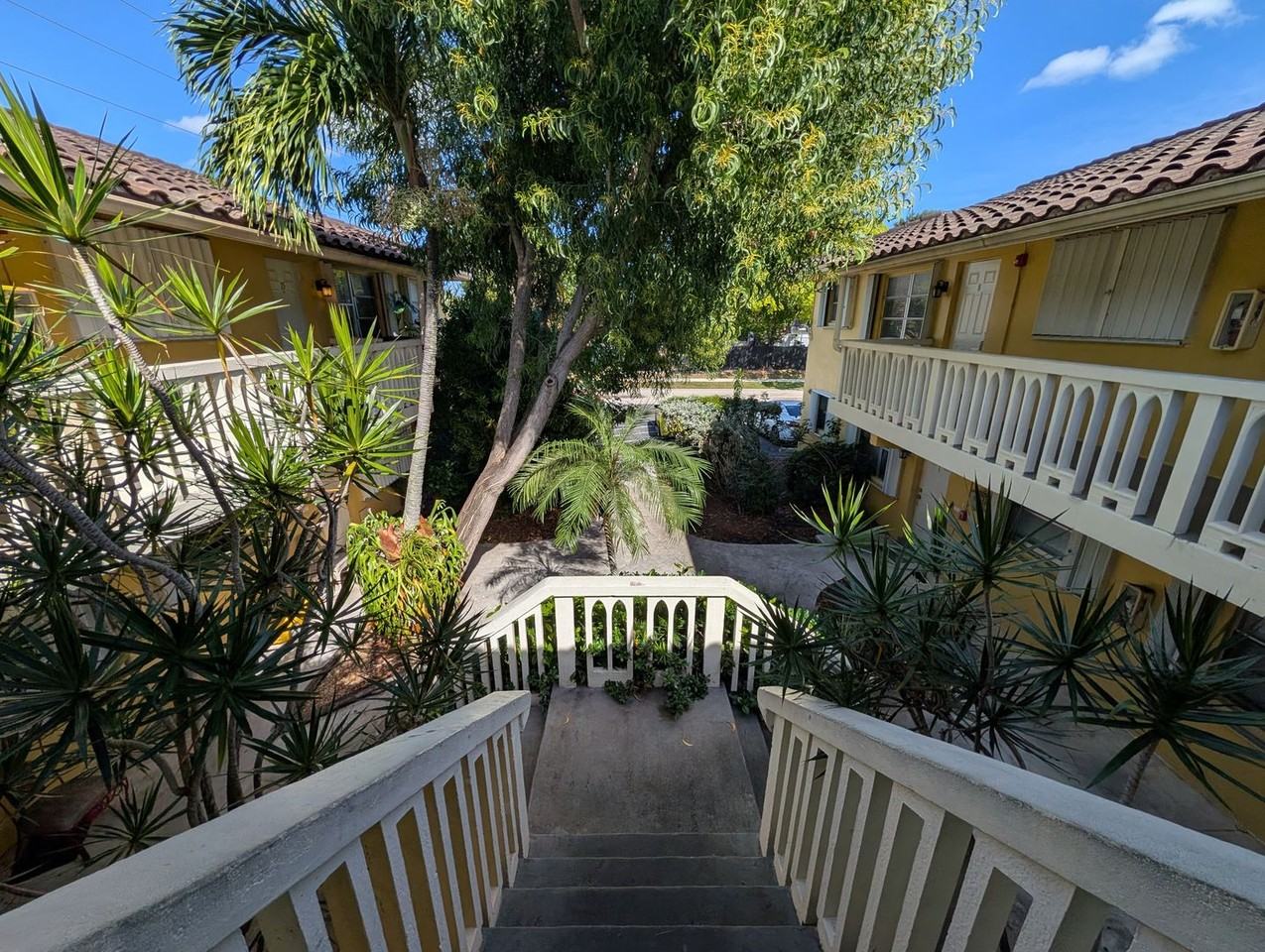 890 NW 39 St - Photo 2 of 9