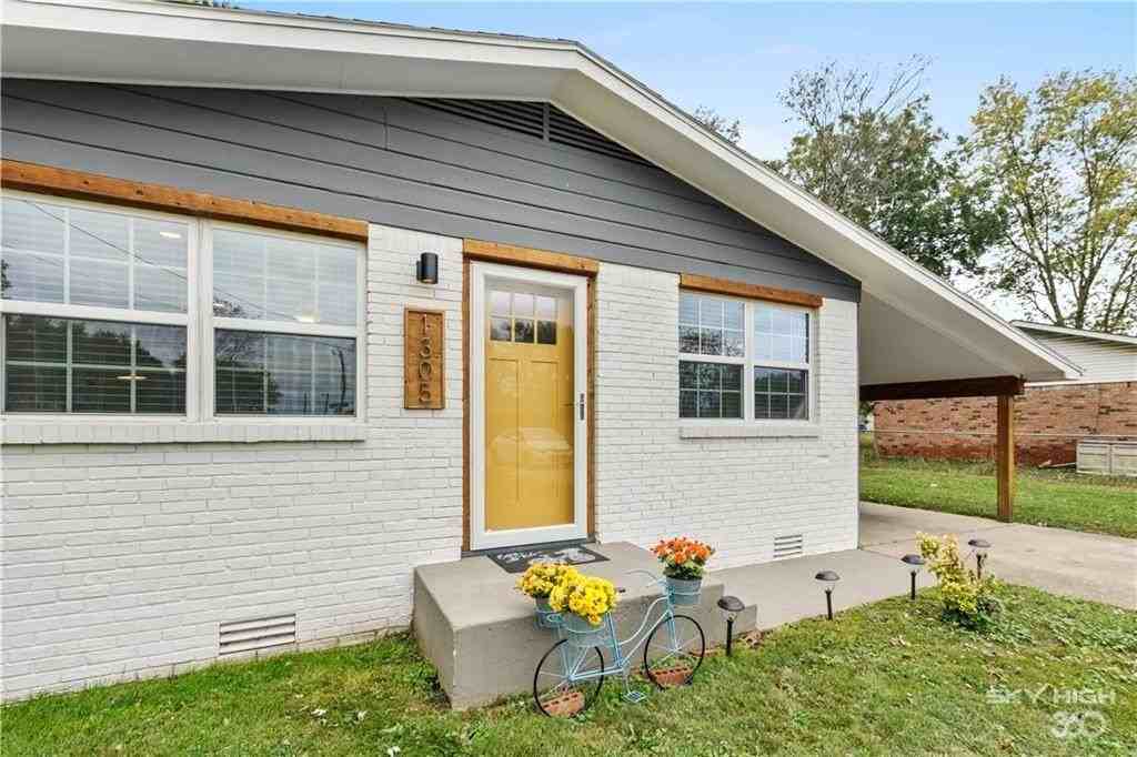 1305 Benton St - Photo 2 of 25