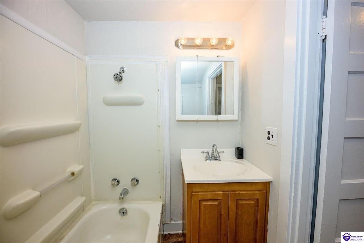 203 W Warfield St - Photo 6 of 20