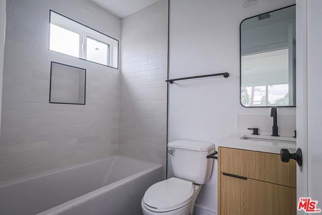 11810 Gilmore St - Photo 4 of 8