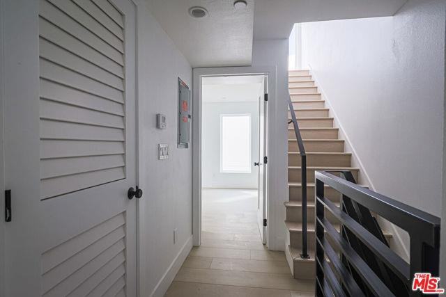 11810 Gilmore St - Photo 5 of 8