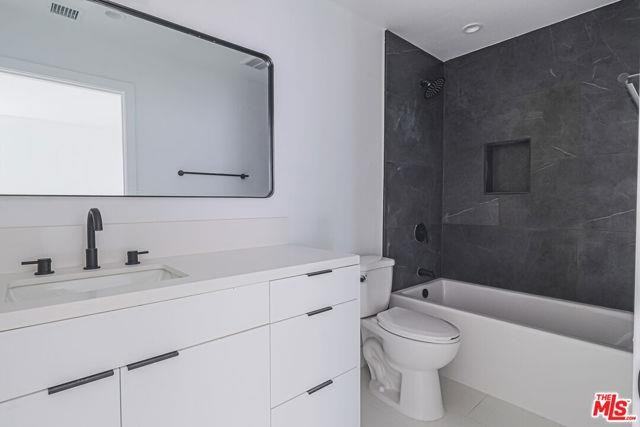 11810 Gilmore St - Photo 7 of 8