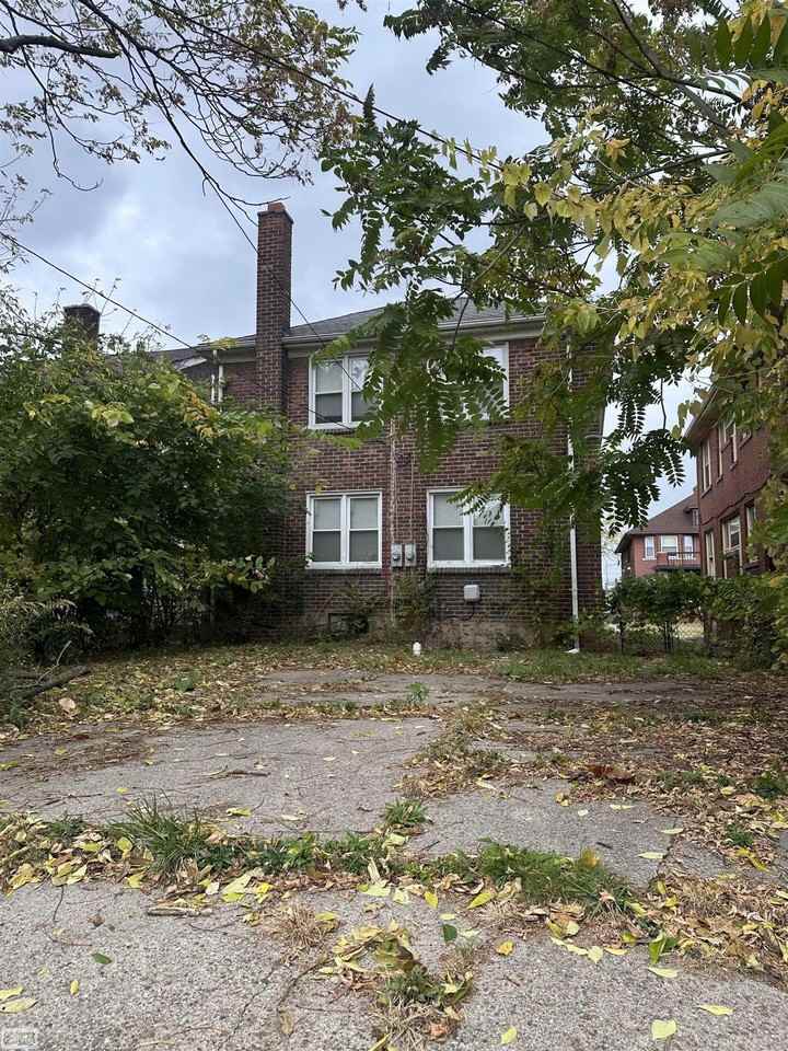 4215 Waverly St Uppr - Photo 2 of 10