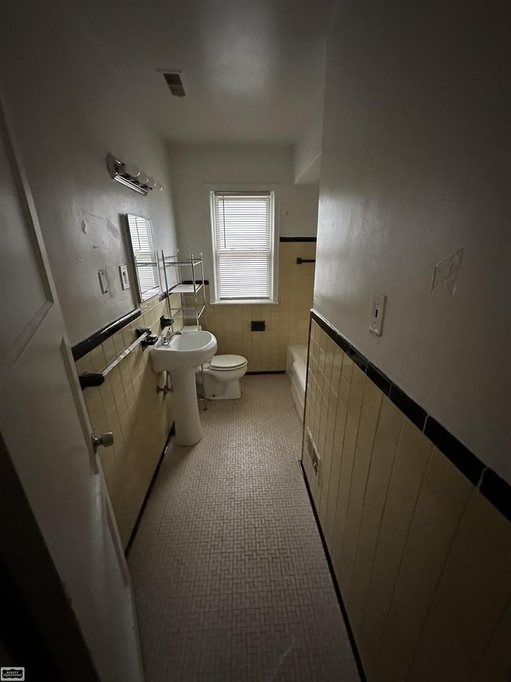 4215 Waverly St Uppr - Photo 3 of 10