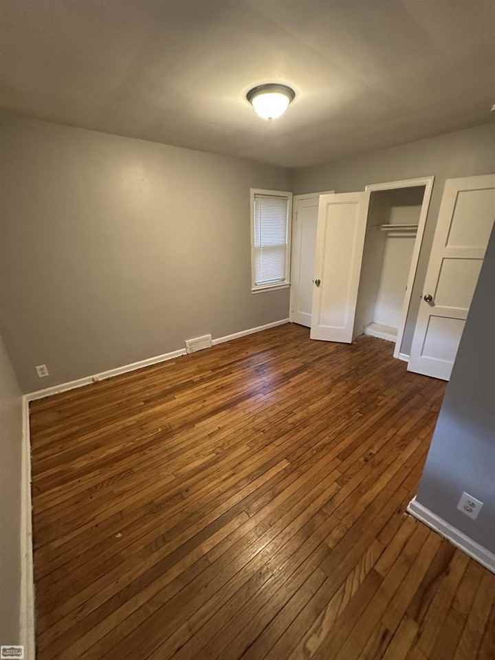 4215 Waverly St Uppr - Photo 4 of 10