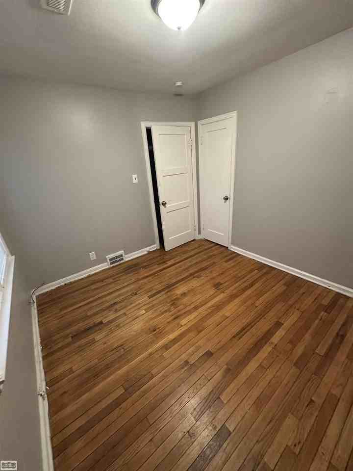 4215 Waverly St Uppr - Photo 6 of 10