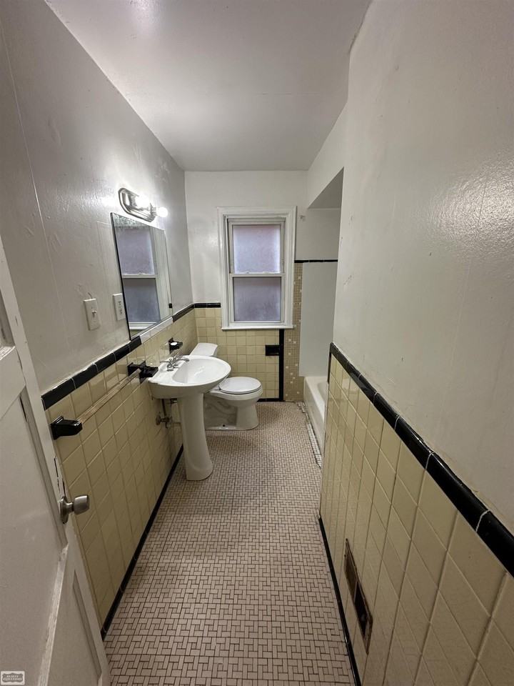 4213 Waverly St Lowr - Photo 3 of 11