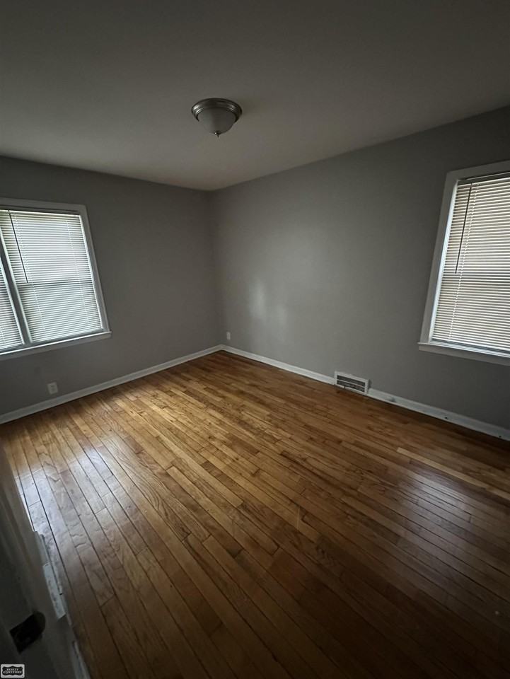 4213 Waverly St Lowr - Photo 4 of 11