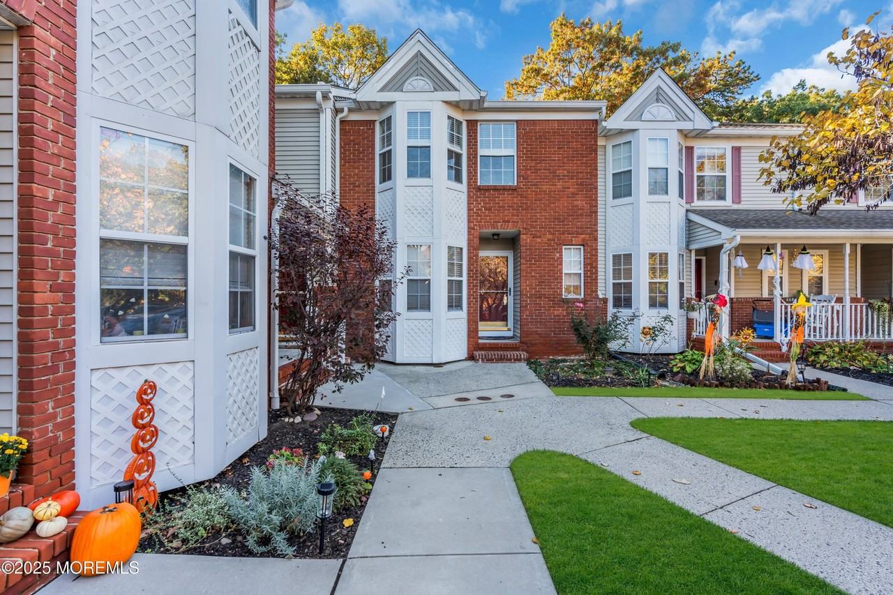 31 Lexington Ct - Photo 2 of 44