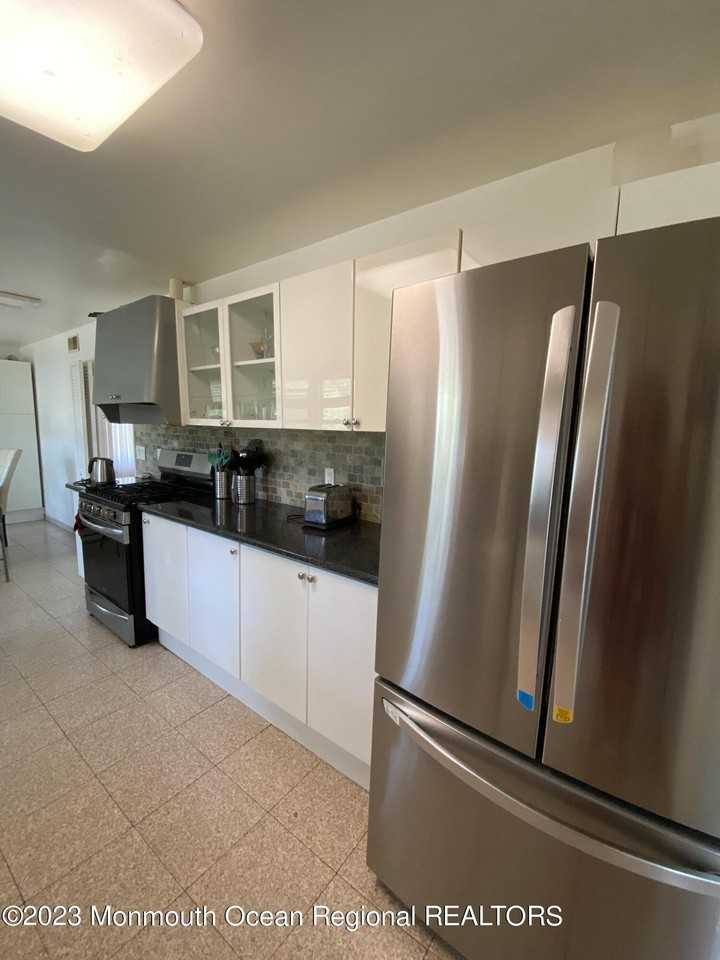 275 Garfield Ave - Photo 4 of 12