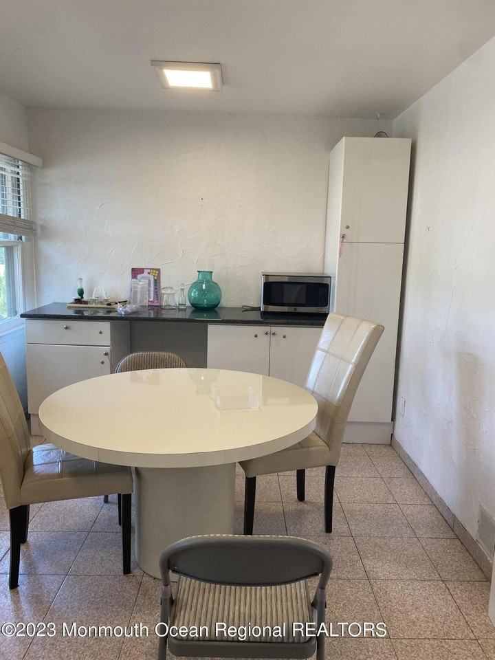 275 Garfield Ave - Photo 6 of 12