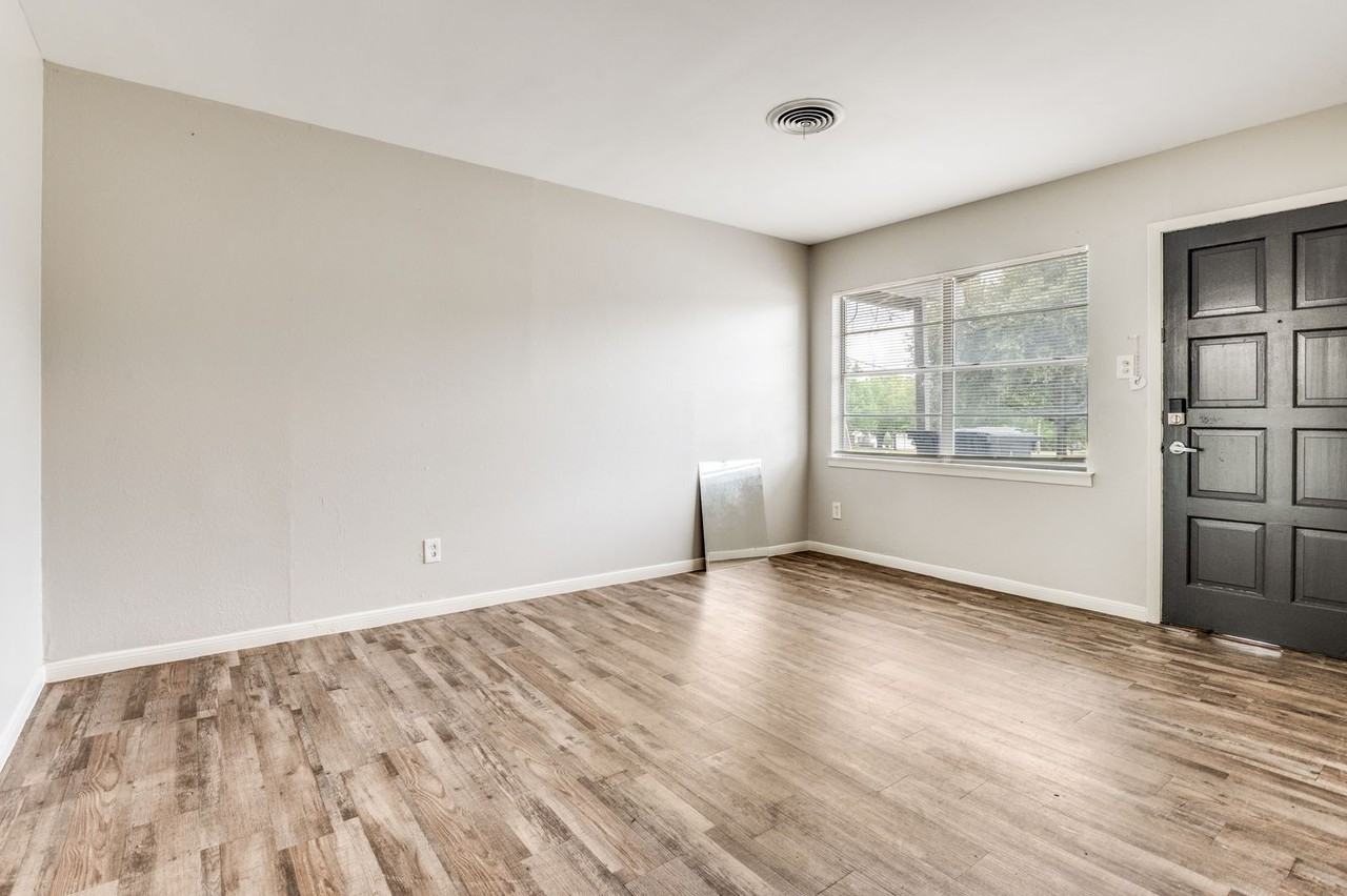 404 Darlene Lane - Photo 2 of 13