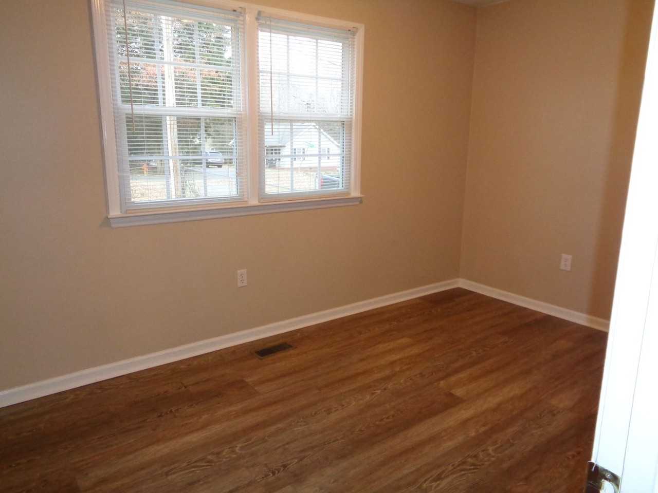 150 Sycamore Cir - Photo 3 of 12