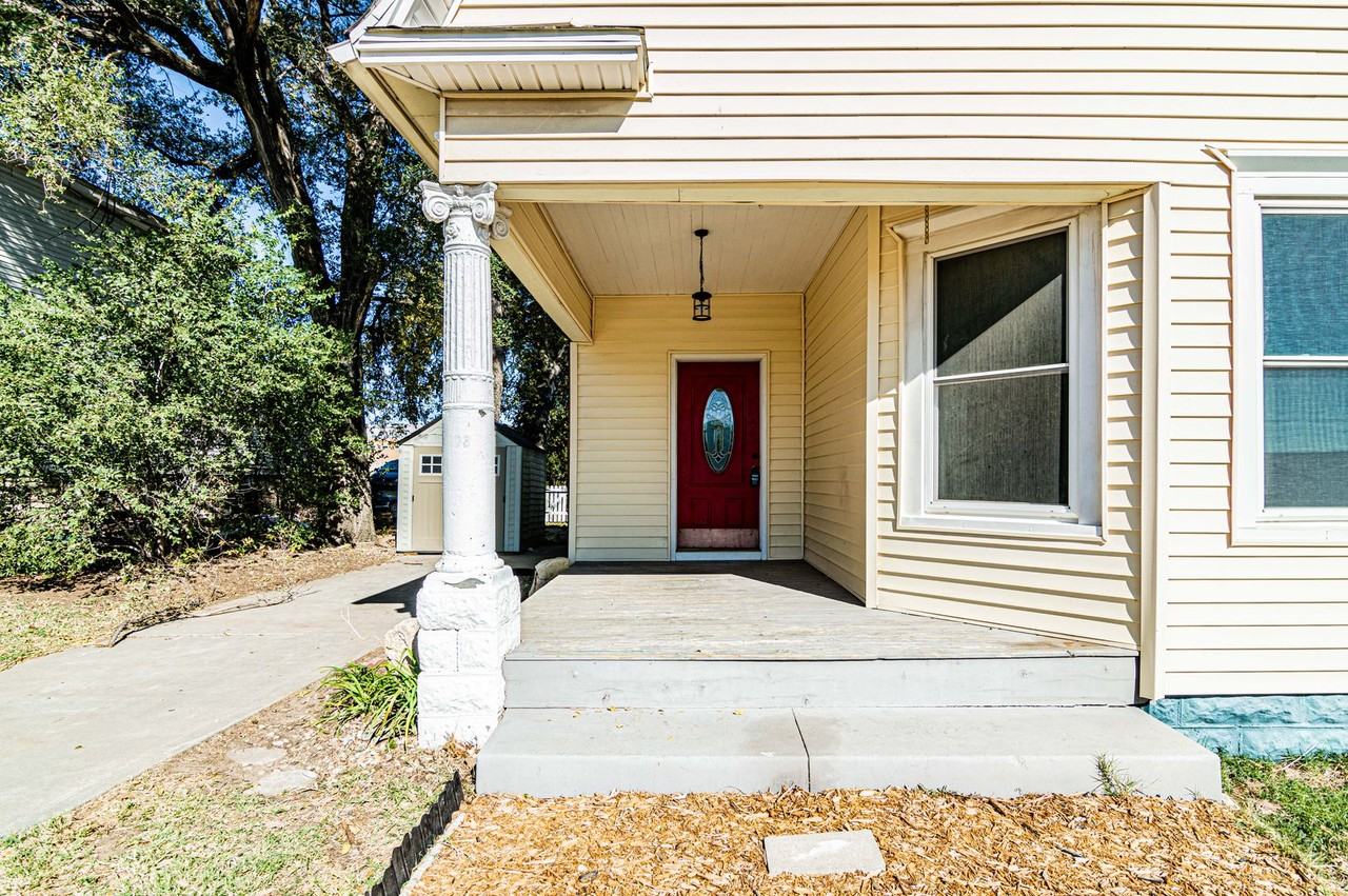 208 East 7th Street - Photo 2 of 29