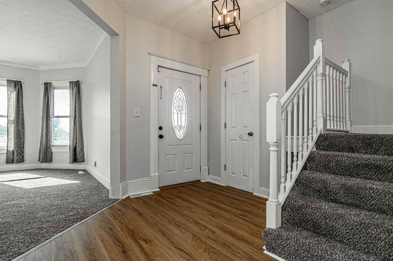 208 East 7th Street - Photo 5 of 29