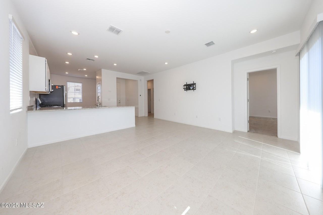 17581 South Desert Barberry Drive - Photo 5 of 18