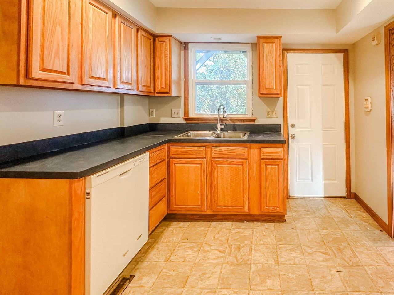 4044 Asbury Dr - Photo 6 of 20