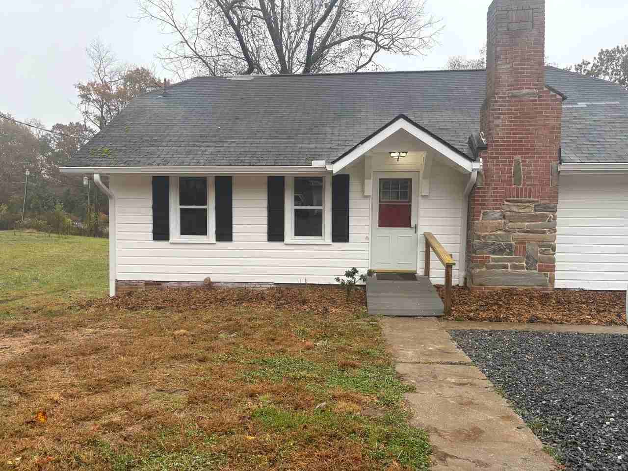 218 218 NE Ave - Photo 2 of 15