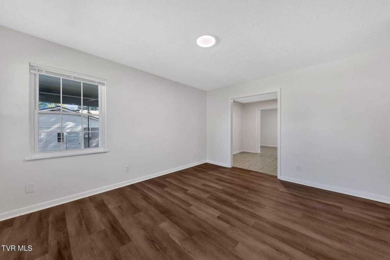 528 Parrish Ln - Photo 2 of 26