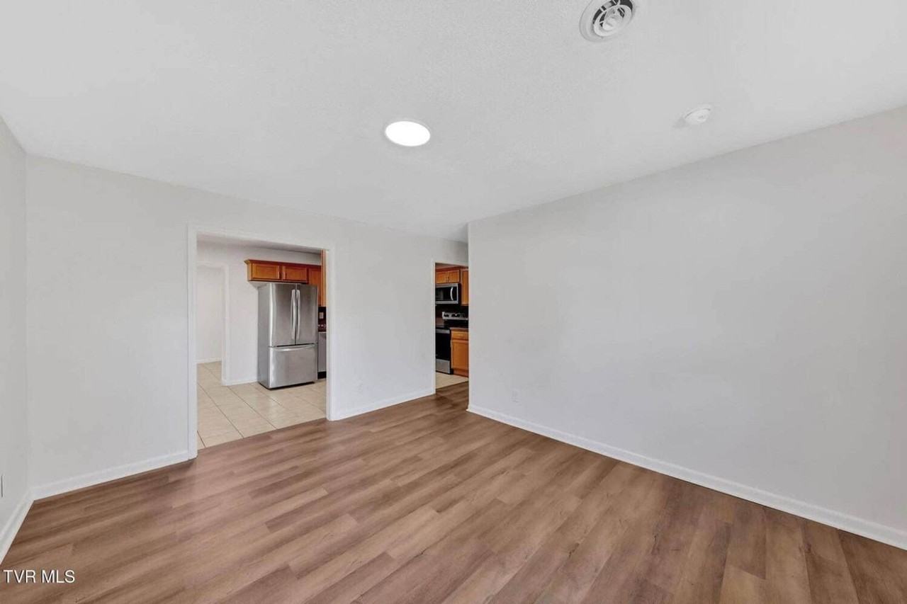 528 Parrish Ln - Photo 3 of 26