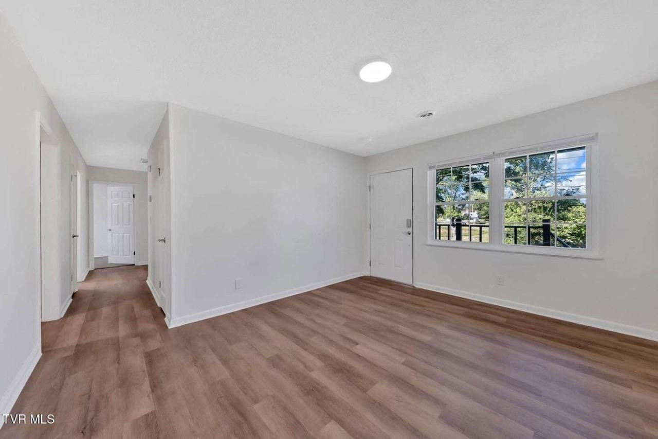 528 Parrish Ln - Photo 4 of 26