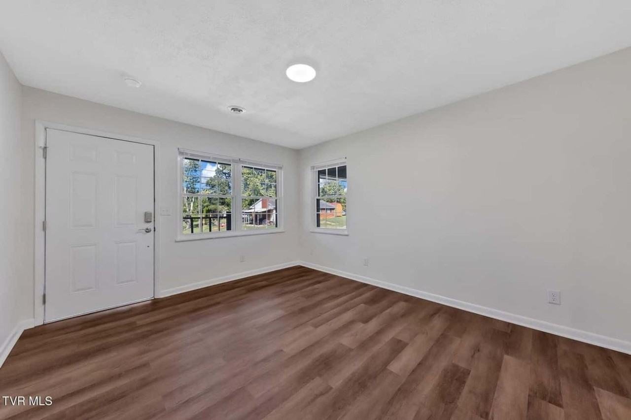 528 Parrish Ln - Photo 5 of 26