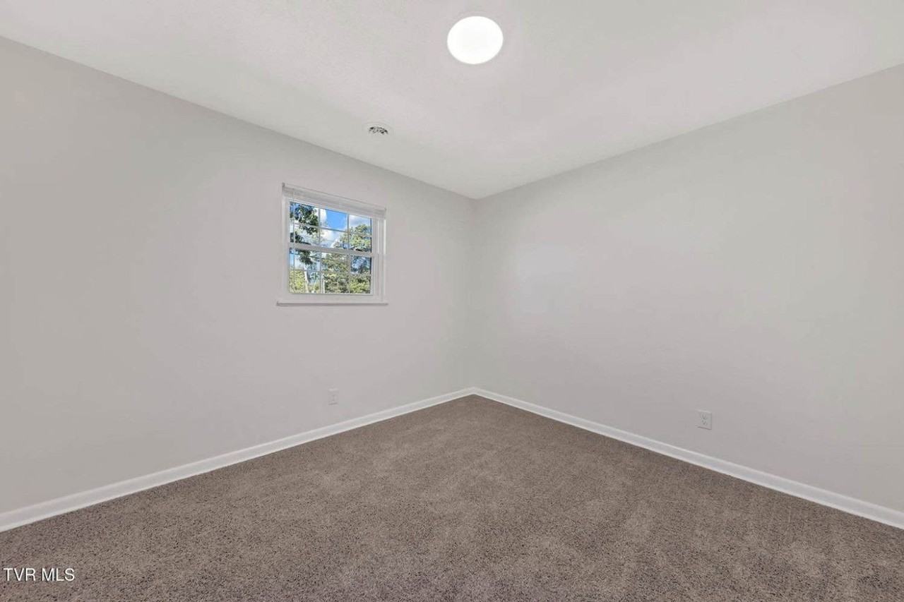 528 Parrish Ln - Photo 6 of 26