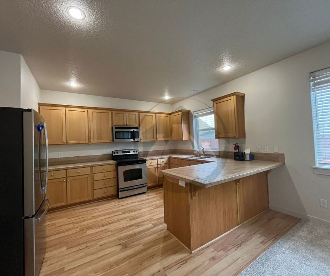 859 Harbour Lane Northeast - Photo 2 of 9