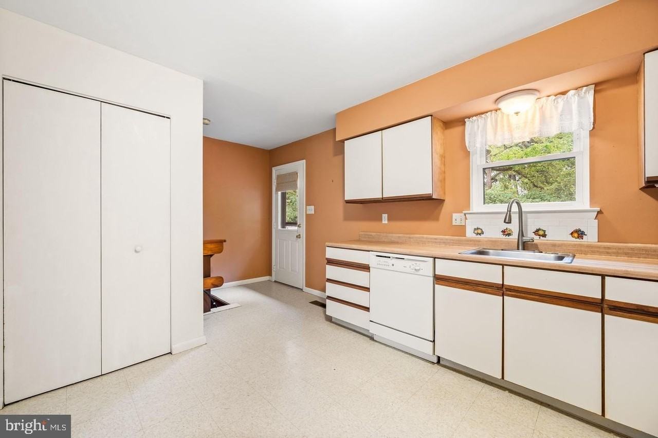 113 Spring Ln Unit 7 #7 - Photo 6 of 18