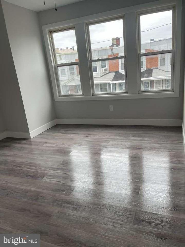 527 S Redfield St - Photo 4 of 9