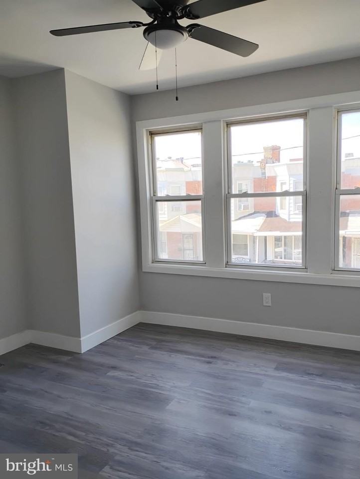 527 S Redfield St - Photo 3 of 9