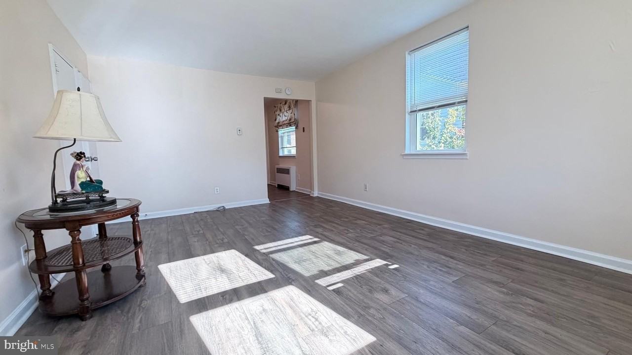 1115 Faunce St - Photo 5 of 15