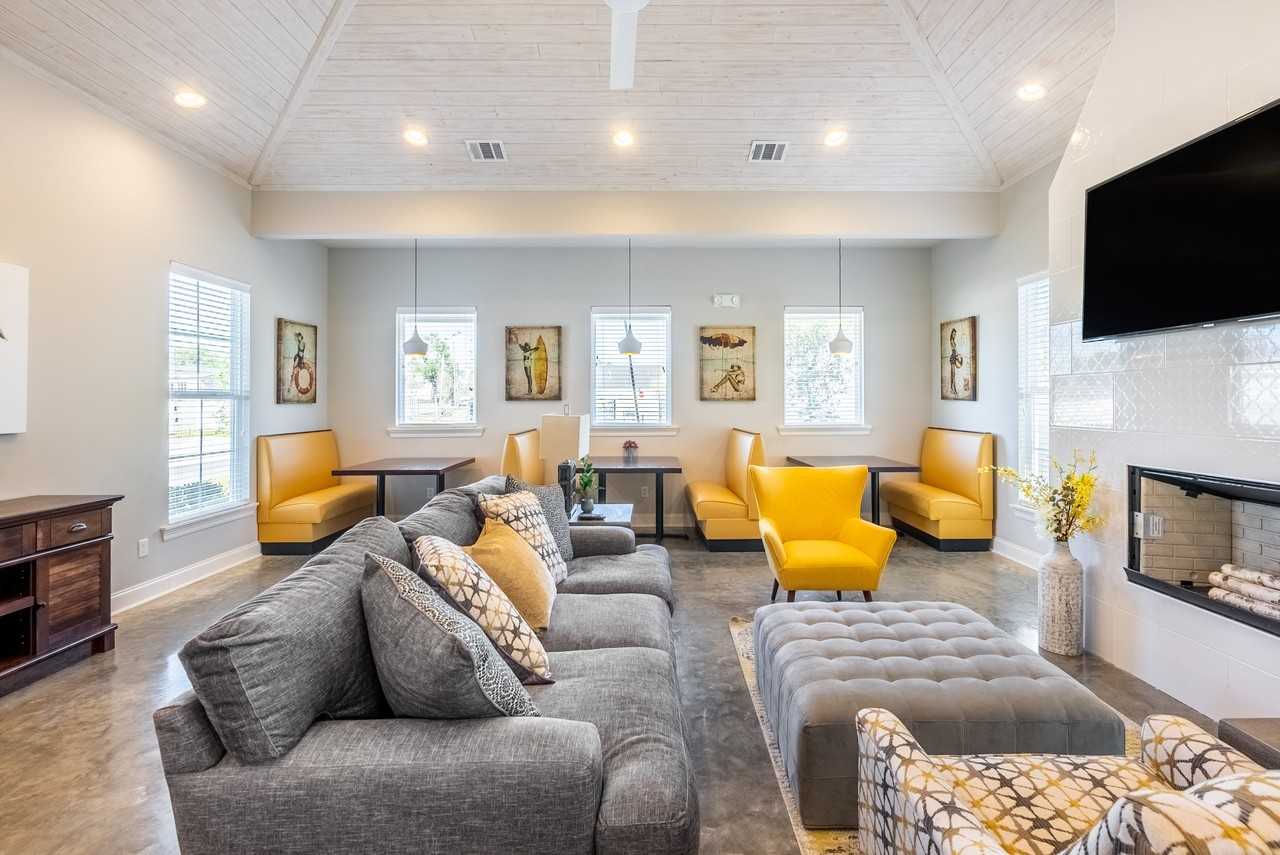 Country Club Cottages - Photo 2 of 15