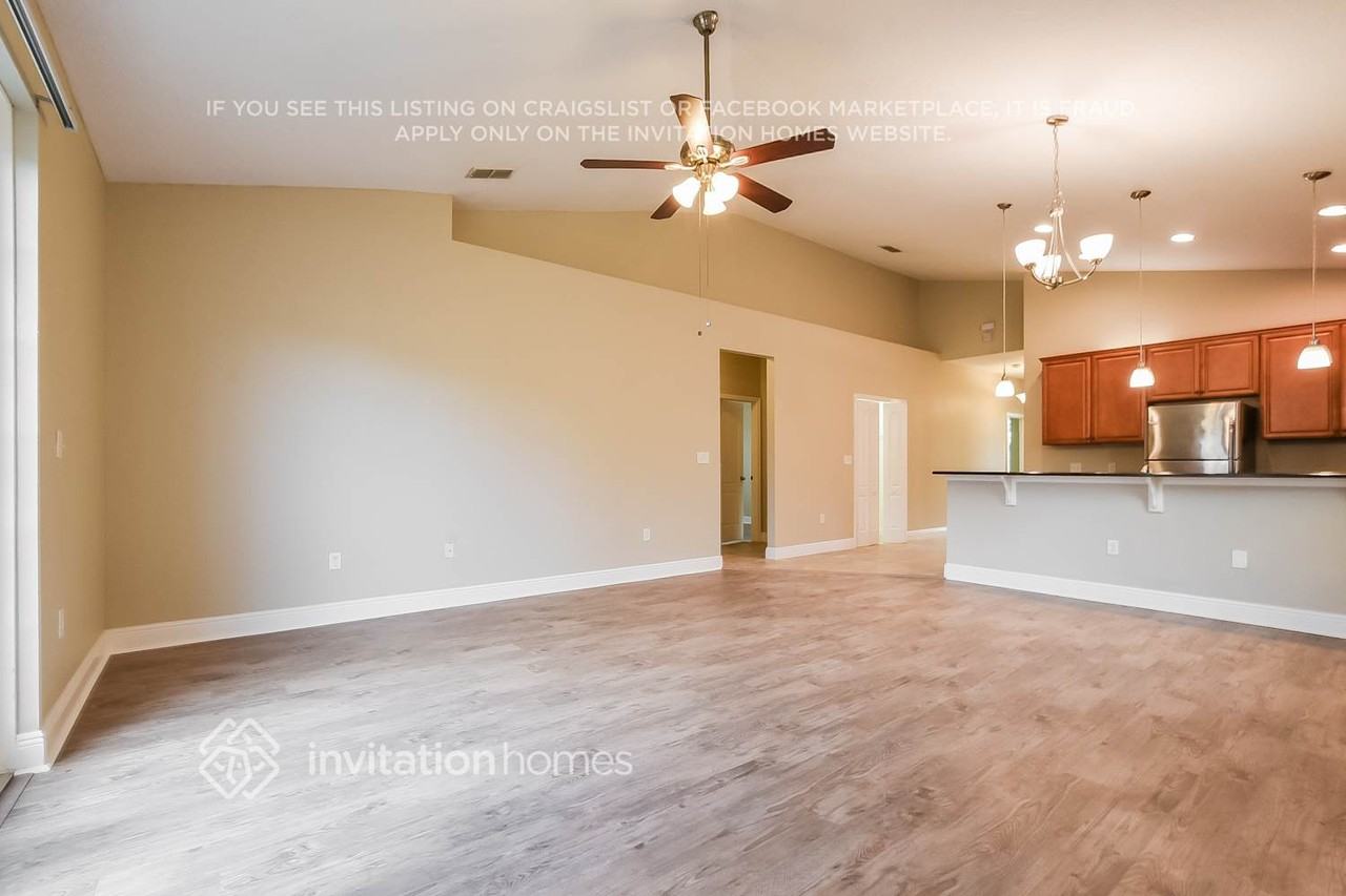 527 Hibiscus Cove Drive - Photo 3 of 17