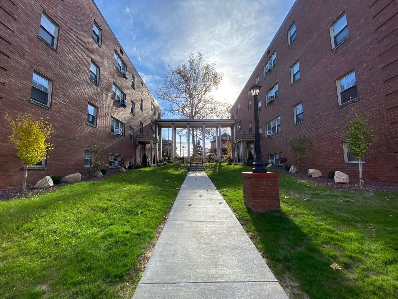 Chestnut Manor - Photo 6 of 7