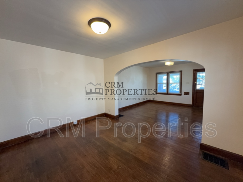 933 N Linwood Ave - Photo 5 of 21