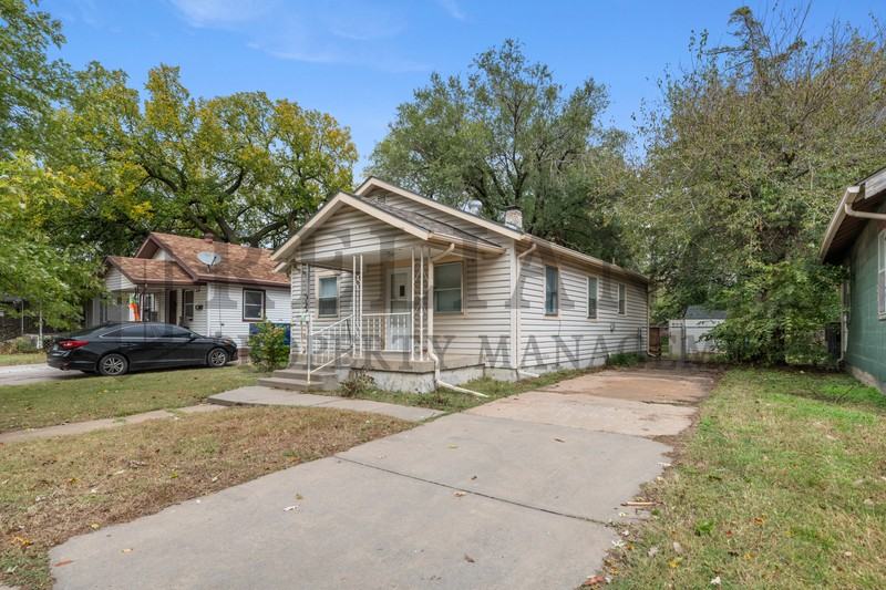 222 S Edwards Ave - Photo 3 of 20