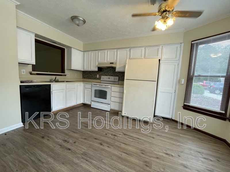 208 Susan Constant Drive - Photo 2 of 14